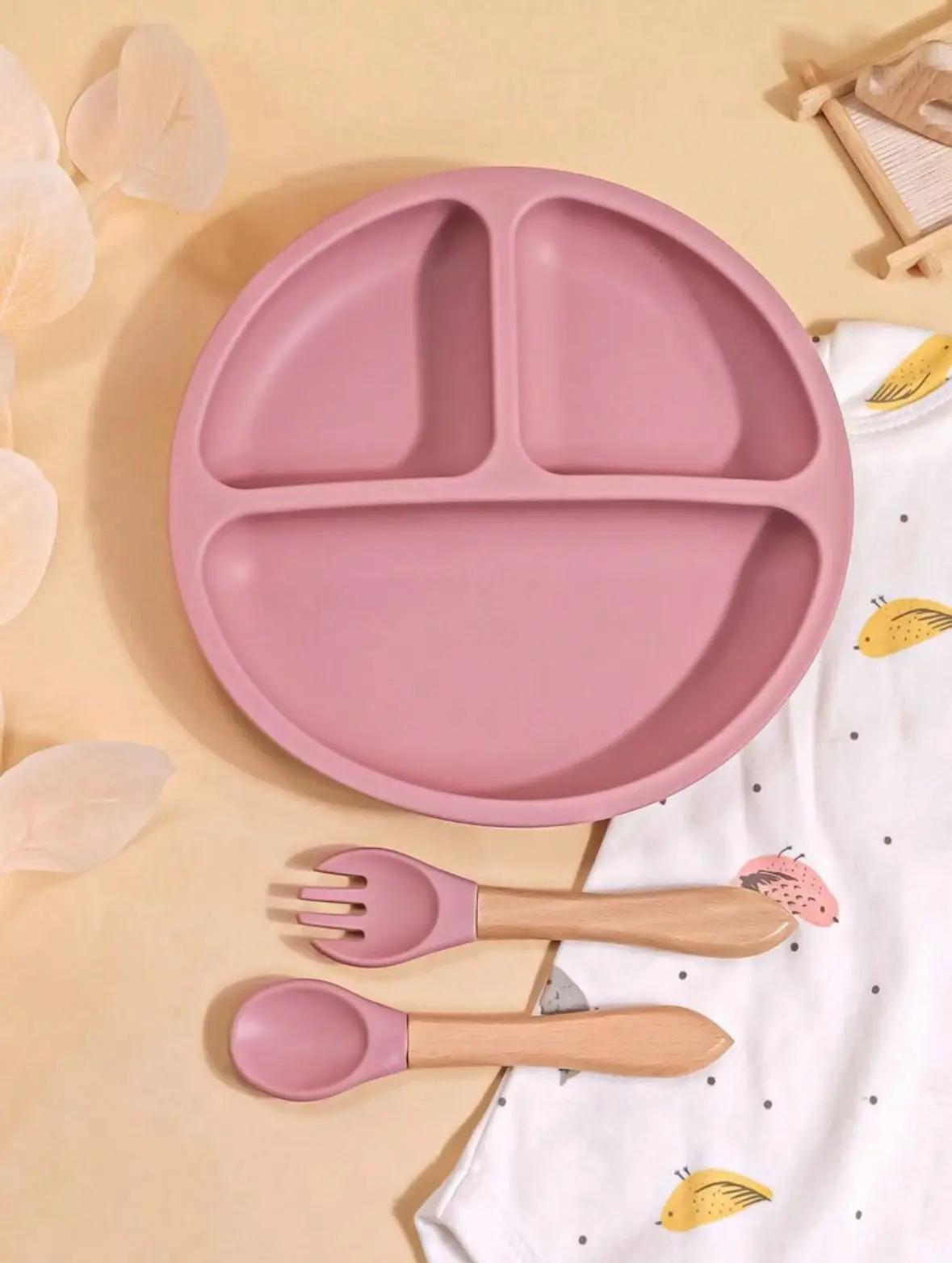 SET DE CUBIERTOS Y PLATO PLANO CON VENTOSAS ROSA 