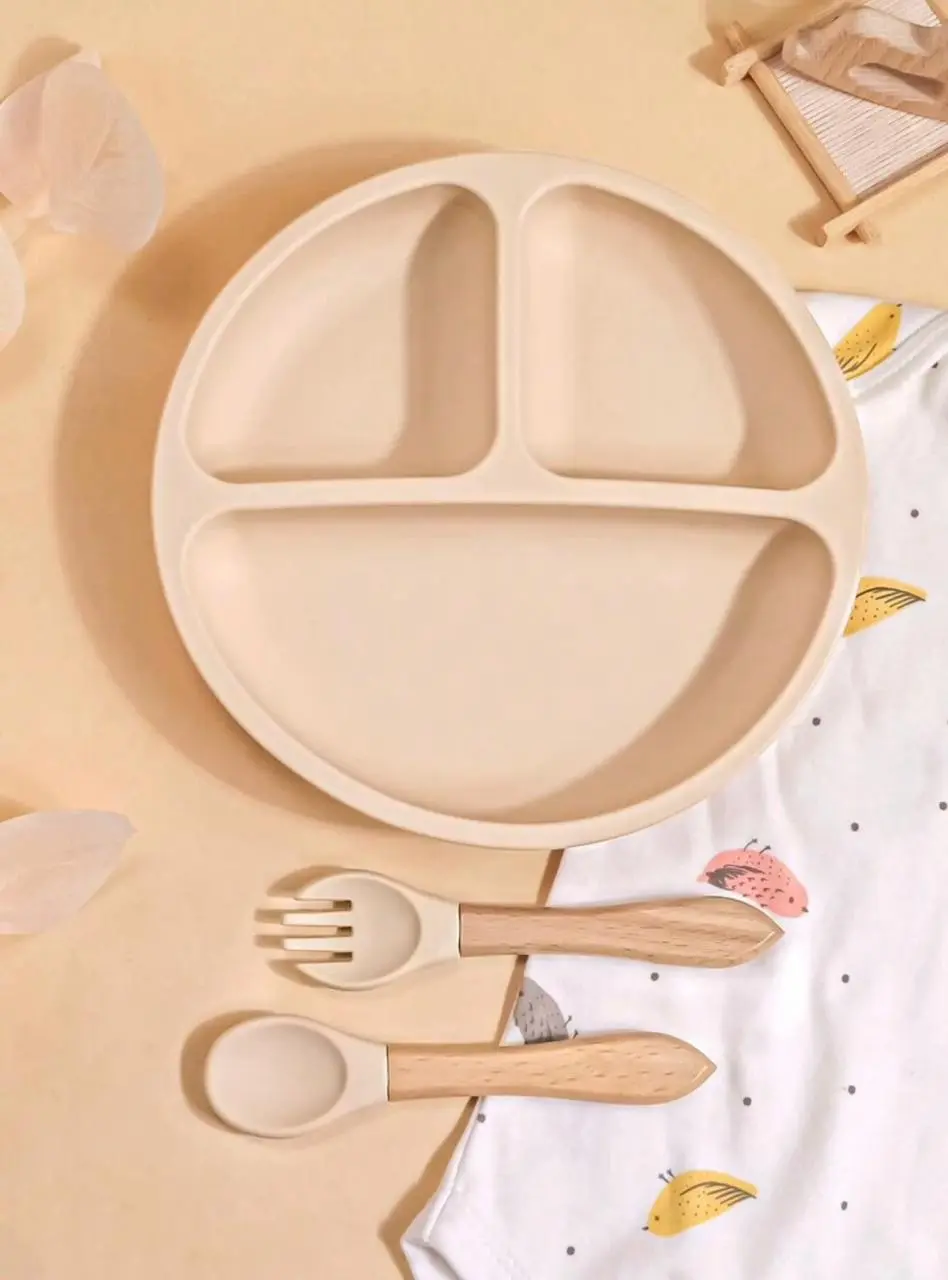 SET DE CUBIERTOS Y PLATO PLANO CON VENTOSAS BEIGE 